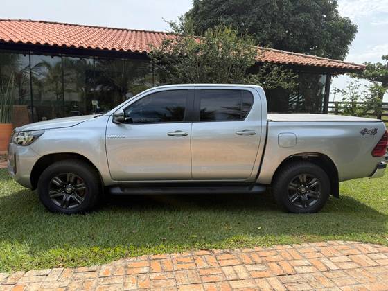 TOYOTA HILUX 2.8 D-4D TURBO DIESEL CD SR 4X4 AUTOMÁTICO